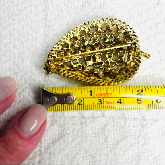 Vintage Leaf Brooch Green Emerald Glass Rhinestone Leaves Pin Goldtone Filigree - Picture 8 of 12